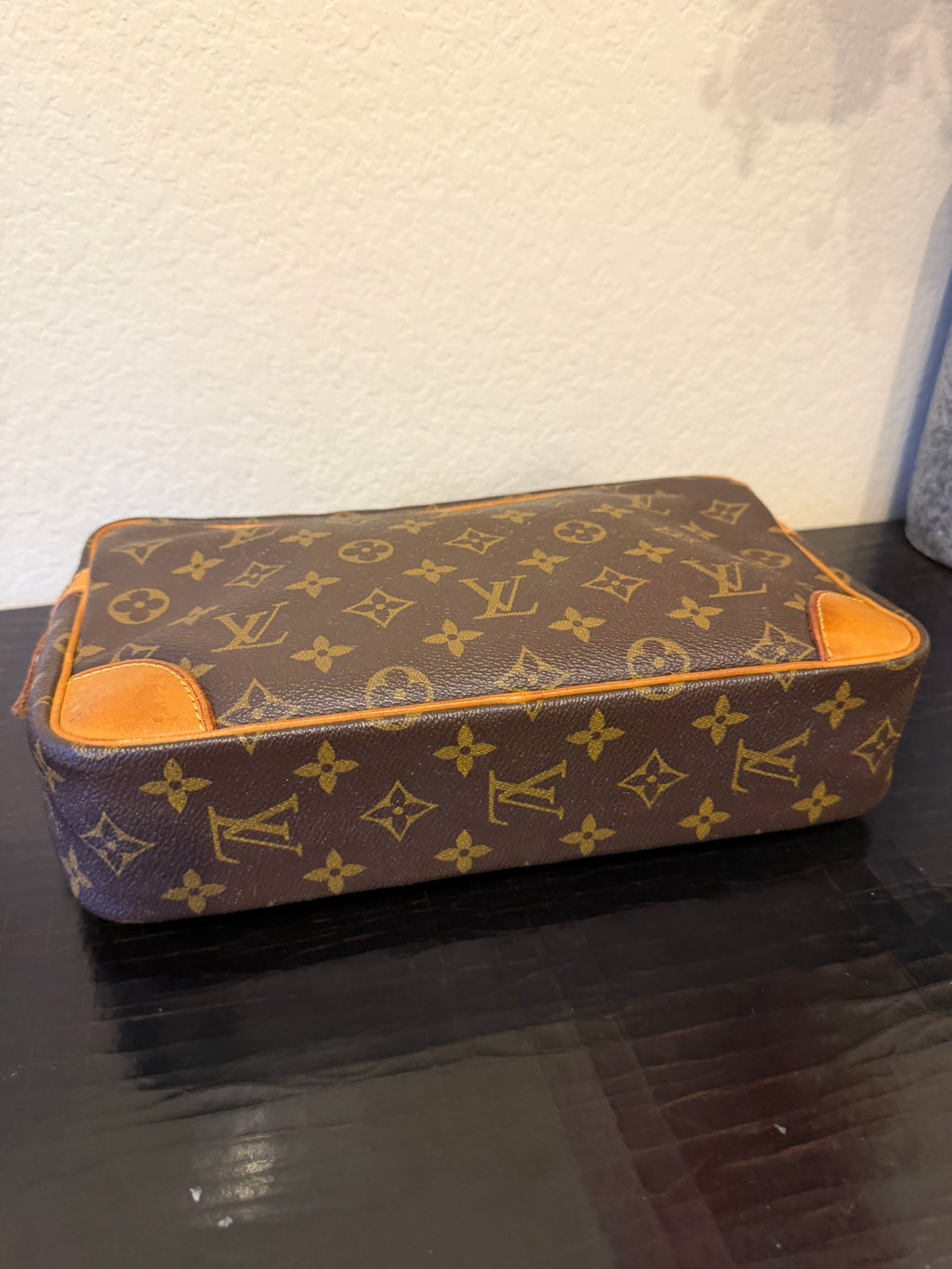 Louis Vuitton Comprigne 28